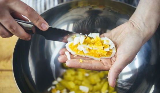 окрошка с куриной грудкой на кефире