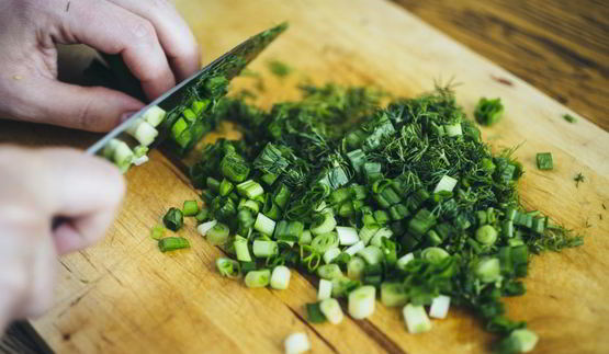 окрошка с куриной грудкой на кефире