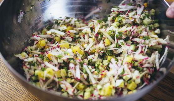 окрошка с куриной грудкой на кефире