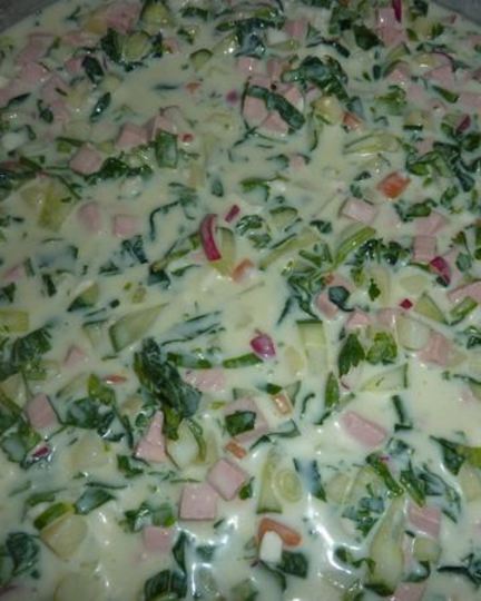 Рецепт окрошки с редисом и шпинатом