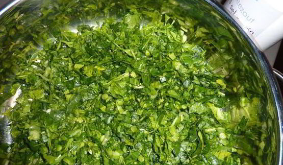 окрошка с редисом и шпинатом