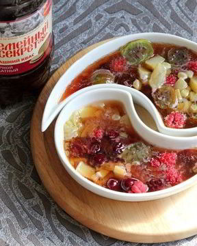 Окрошка с ревенем и сибирскими ягодами