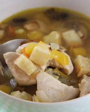 Куриный суп с запеченными овощами и розмарином