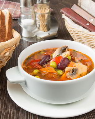 Овощной суп с беконом и фасолью