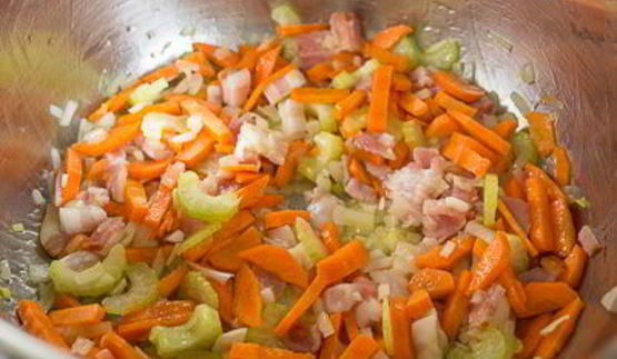 овощной суп с беконом и фасолью