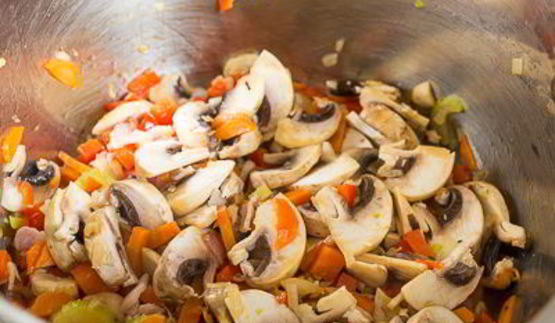 овощной суп с беконом и фасолью