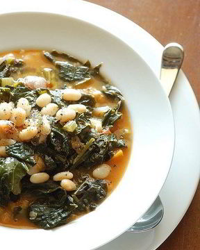 Овощной суп с листовой капустой и белой фасолью