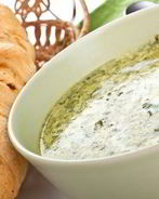 Овощной зеленый суп с сыром и черным перцем