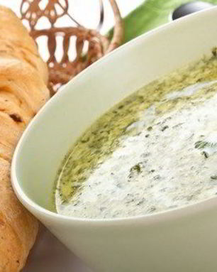 Овощной зеленый суп с сыром и черным перцем