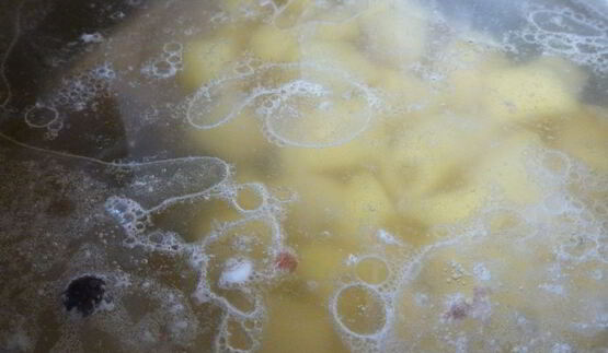 рассольник с консервированной фасолью и солеными помидорами