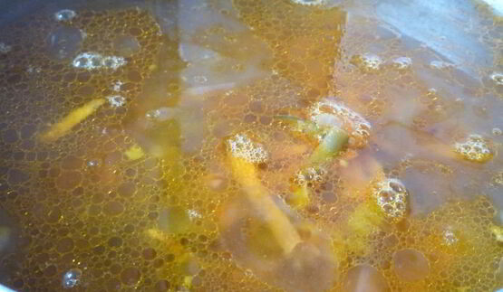 рассольник с консервированной фасолью и солеными помидорами