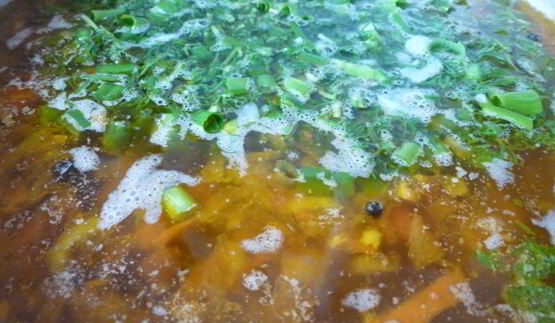 рассольник с консервированной фасолью и солеными помидорами