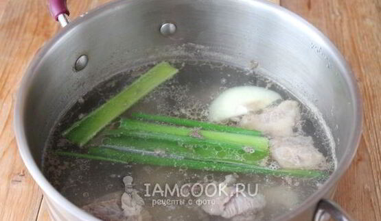 рассольник с перловкой и солеными огурцами с говядиной