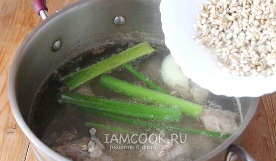 рассольник с перловкой и солеными огурцами с говядиной