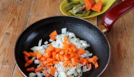 рассольник с перловкой и солеными огурцами с говядиной