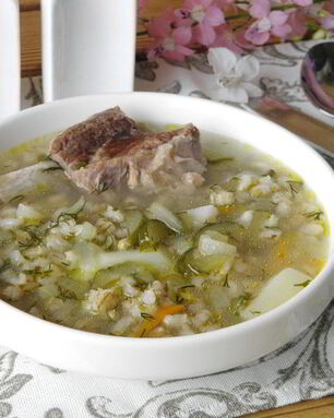Рассольник с перловкой и солеными огурцами