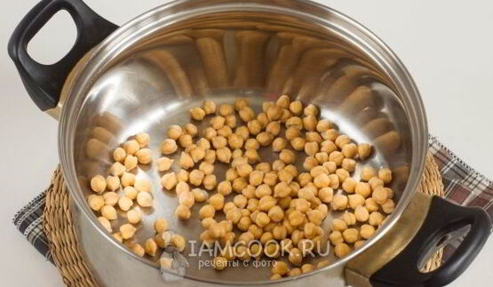 рассольник с перловкой, солеными огурцами и нутом