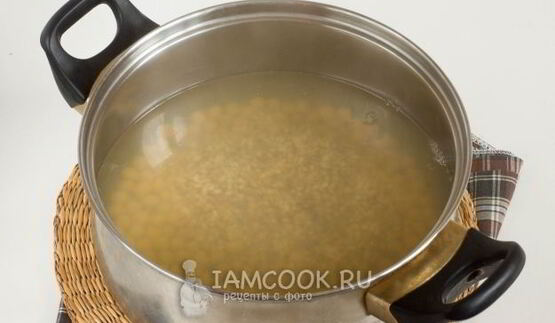 рассольник с перловкой, солеными огурцами и нутом