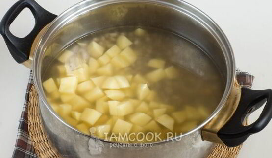 рассольник с перловкой, солеными огурцами и нутом