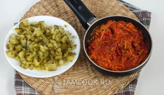 рассольник с перловкой, солеными огурцами и нутом