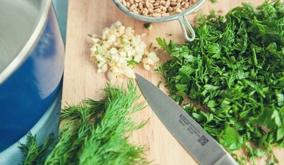 рассольник с солеными огурцами и перловкой