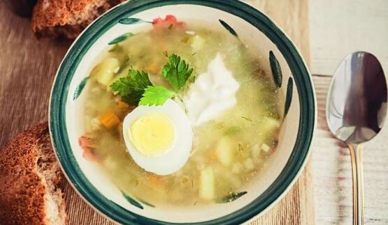 рассольник с солеными огурцами и перловкой