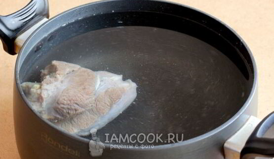 рассольник с томатом, перловкой и солеными огурцами