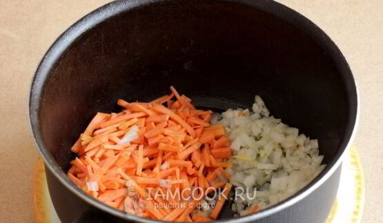 рассольник с томатом, перловкой и солеными огурцами