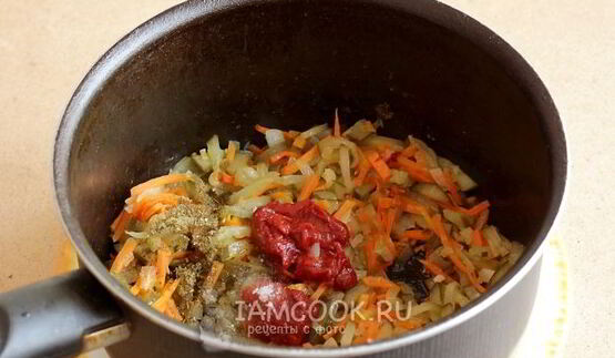 рассольник с томатом, перловкой и солеными огурцами