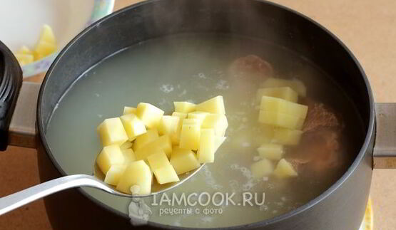 рассольник с томатом, перловкой и солеными огурцами