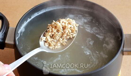 рассольник с томатом, перловкой и солеными огурцами