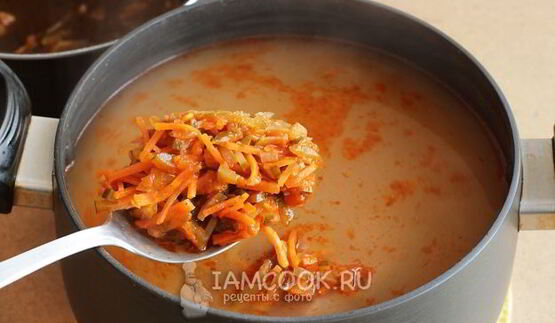 рассольник с томатом, перловкой и солеными огурцами