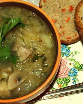 Постные щи из квашеной капусты с шампиньонами