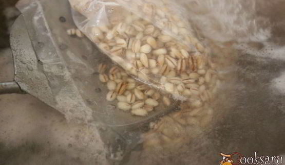 щи из кислой капусты с перловкой на мясном бульоне