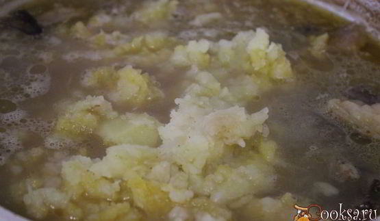 щи из квашенной капусты с грибами и перловкой