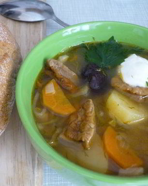 Щи из квашеной капусты с белыми грибами и айвой