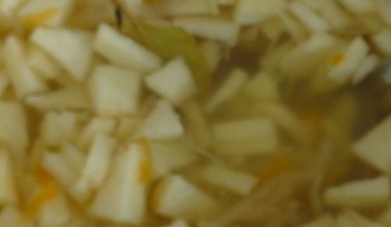 щи из квашеной капусты с белыми грибами и айвой