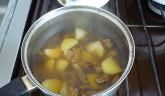 щи из квашеной капусты с белыми грибами и айвой