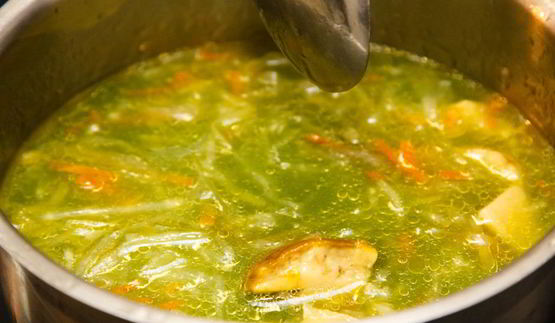 щи из квашеной капусты с белыми грибами