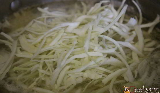 щи из квашеной капусты с фасолью и сладким перцем на курином бульоне