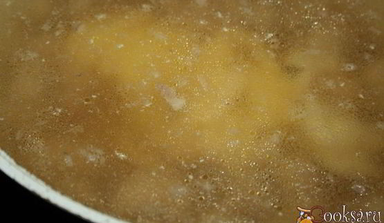 щи с квашеной капустой, индейкой и копченой колбаской