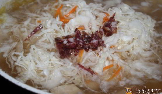 щи с квашеной капустой, индейкой и копченой колбаской