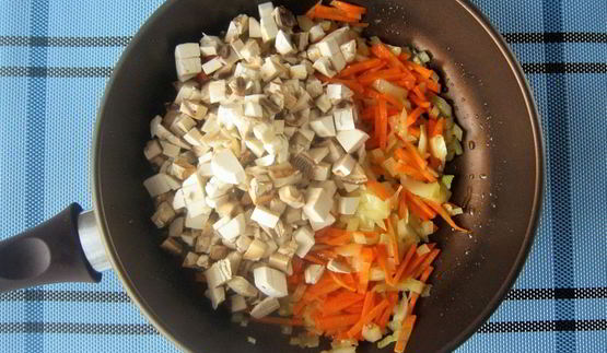 свежие щи с грибами