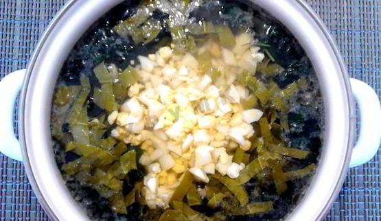 зеленые щи с крапивой и щавелем с яйцом