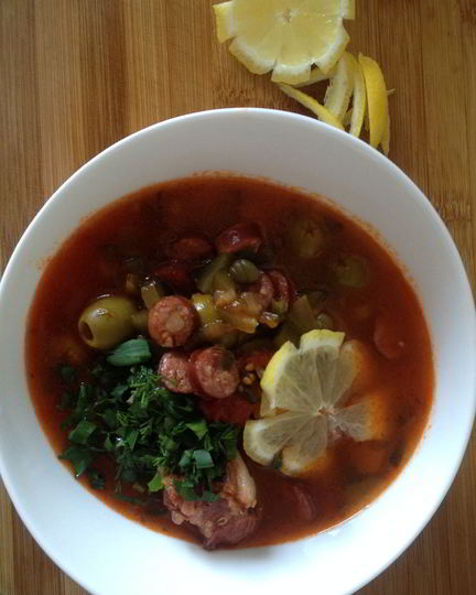 Рецепт солянки с копчеными ребрами и колбасками