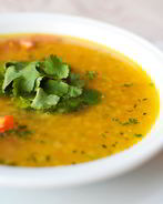 Суп из чечевицы с имбирем, томатами и кинзой