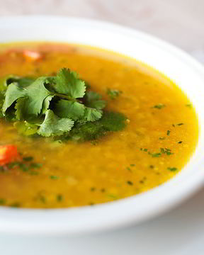 Суп из чечевицы с имбирем, томатами и кинзой