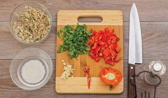 харчо с классическом соусом ткемали и бараниной