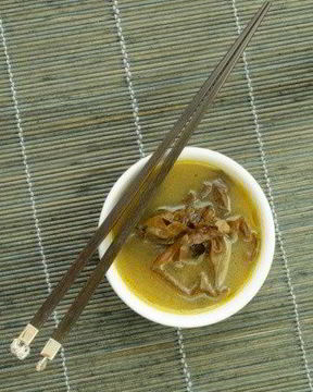 Суп мисо с жареными баклажанами и грибами