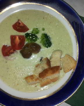 Суп-пюре из брокколи с белой фасолью и чеддером